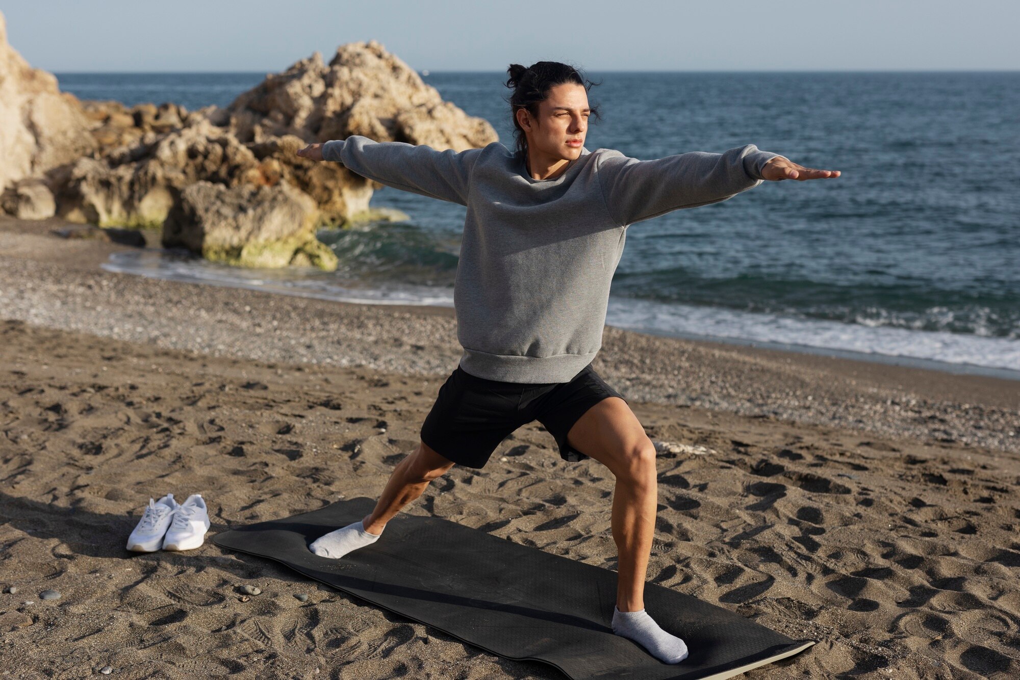 ध्यान मुद्रा में बैठे स्वस्थ पुरुष